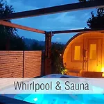 Huette40: Ganze Huette Nah Am Mit Privatem Whirlpool, Sauna. Umzaeunt. Feriehus Waldkirchen